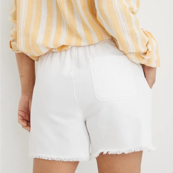 Aerie White Adventure Short - Picture 2 of 8